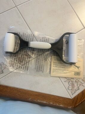 Pampered Chef silicone baker's mat and Dough Roller
